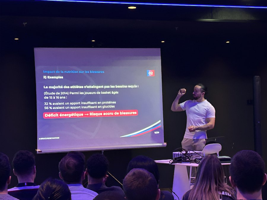 Mathis Bruguiere diététicien donnant une conférence sur la nutrition sportive à l’Adidas Arena pour le partenaire Vitamin Well du Paris Basketball